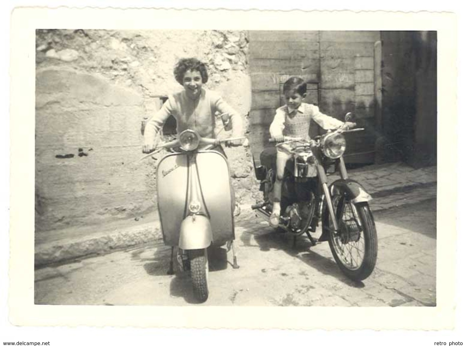 Photo Amateur Femme Sur Scooter Vespa & Enfant Sur Moto ( Aubagne 1959 ) - Other & Unclassified