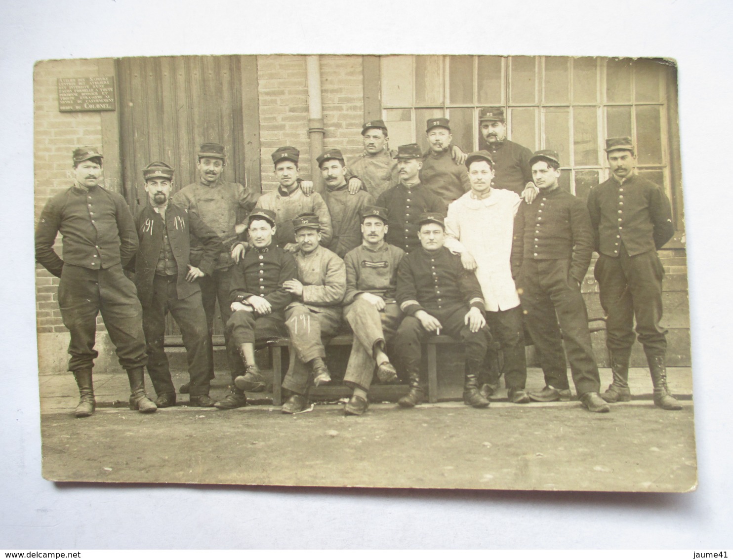 CARTE-PHOTO    -   GROUPE DE  MILITAIRES           TRACE DE COLLAGE AU VERSO - Patriotiques