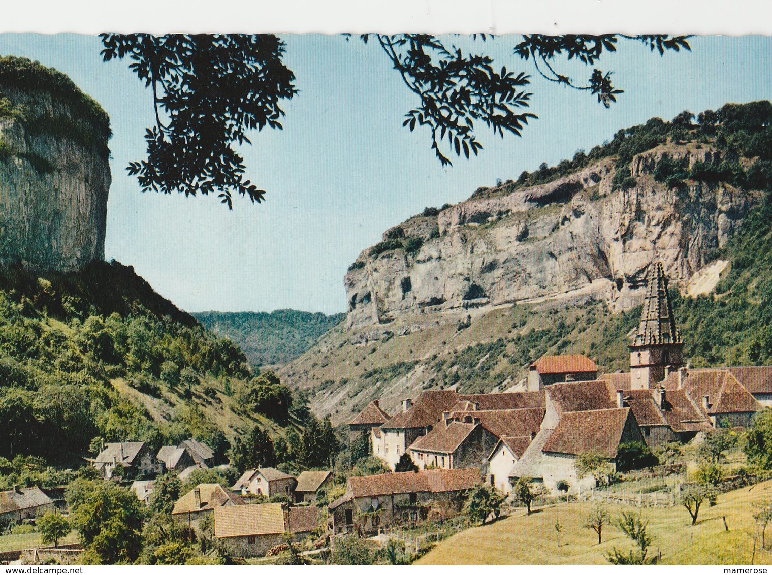 LA VALLEE DE BAUME-LES-MESSIEURS (39). Village Autour De Son Eglise. Environs De LONS-LE-SAUNIER - Baume-les-Messieurs