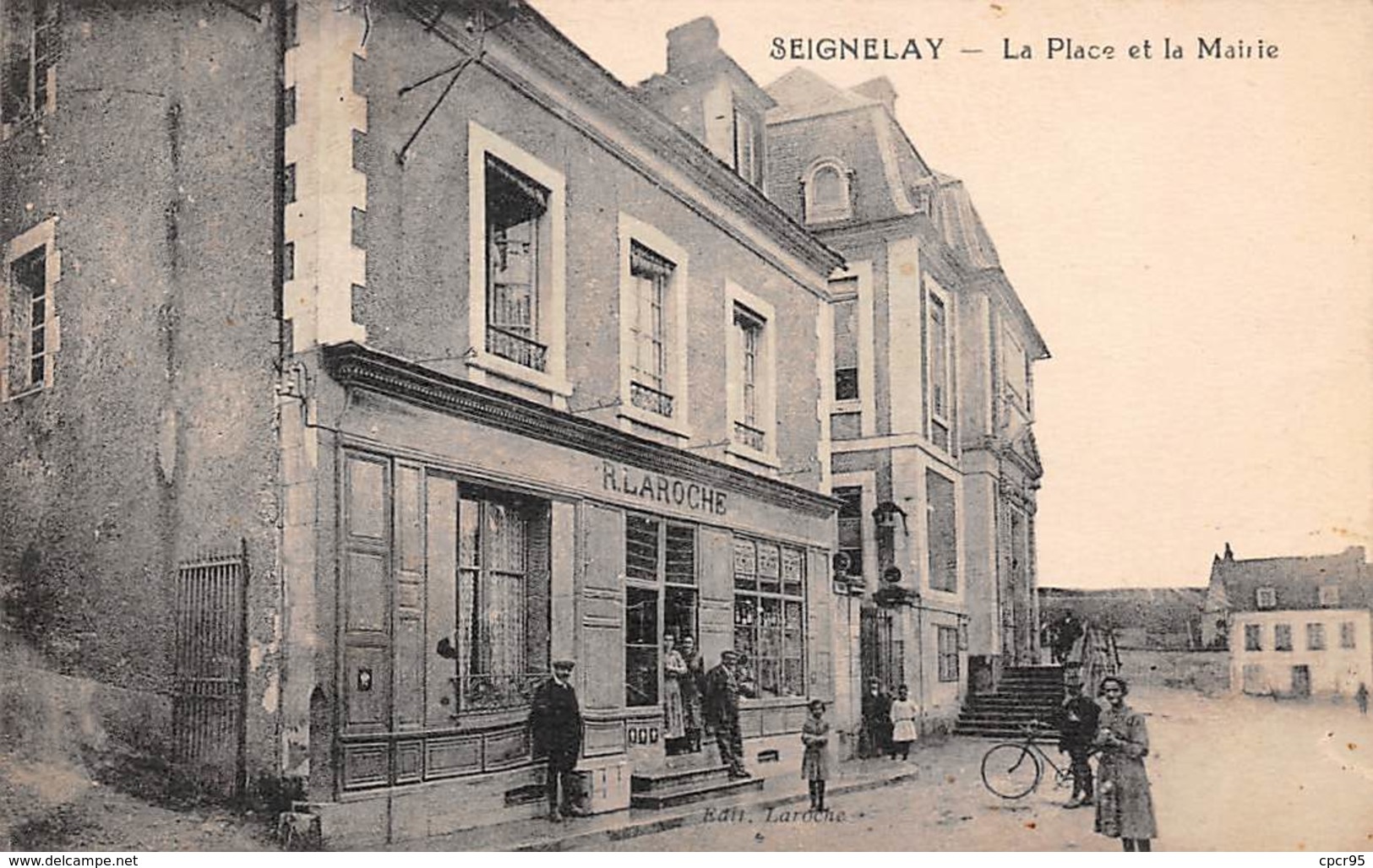 89 . N° 100340 . Seignelay . La Place Et La Mairie . Magasin Laroche - Seignelay