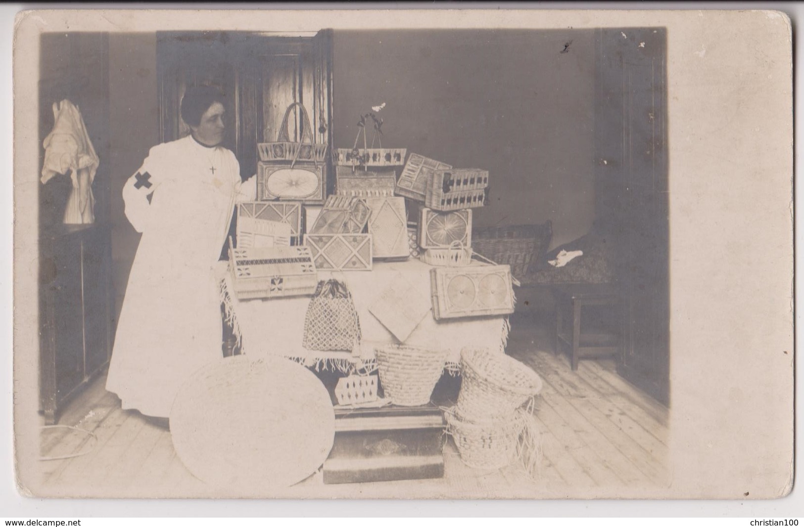 CARTE PHOTO : UNE INFIRMIERE OU FEMME DE LA CROIX ROUGE - VENTE DE CHARITE D'OBJETS EN OSIER - VANNERIE - 2 SCANS - - A Identifier