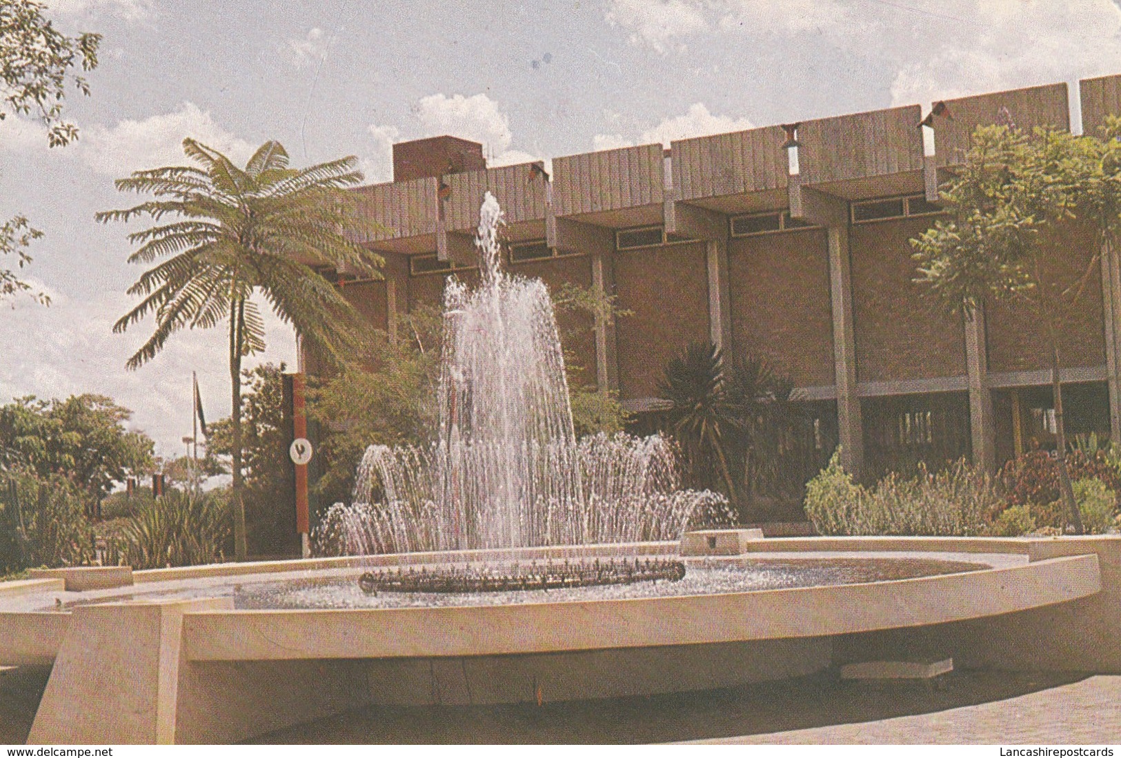 Postcard Fountain In The City Lilonge Malawi My Ref  B23382 - Malawi