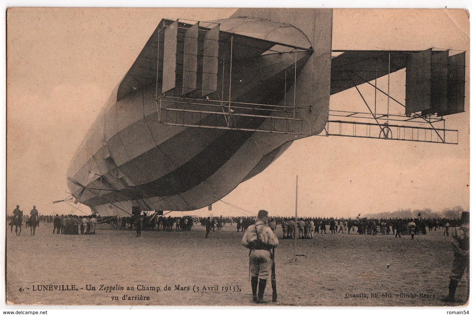 LUNEVILLE-UN ZEPPELIN AU CHAMP DE MARS - Luneville