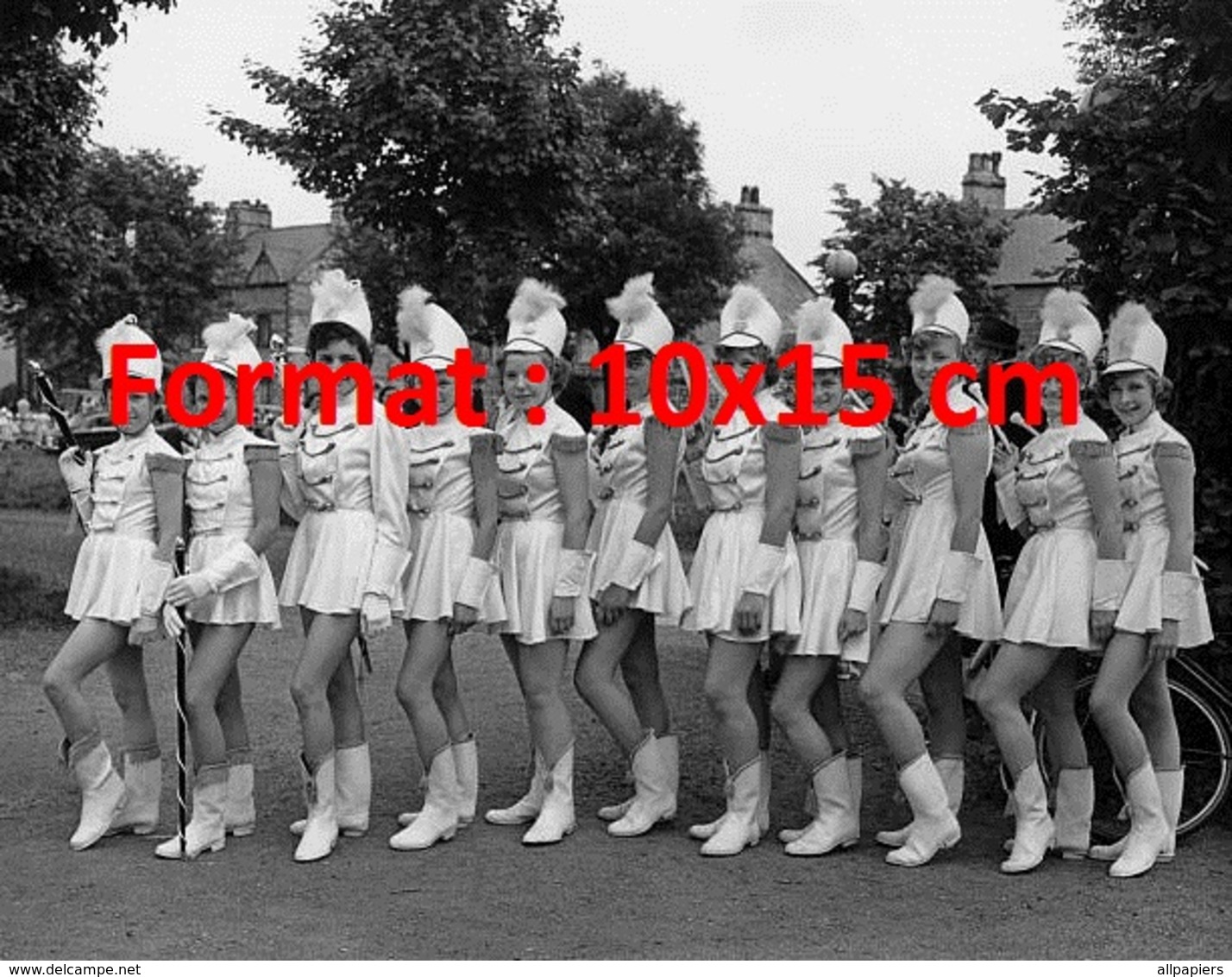 Reproduction D'une Photographie Ancienne Des Buxton Majorettes Posant En 1955 - Other & Unclassified