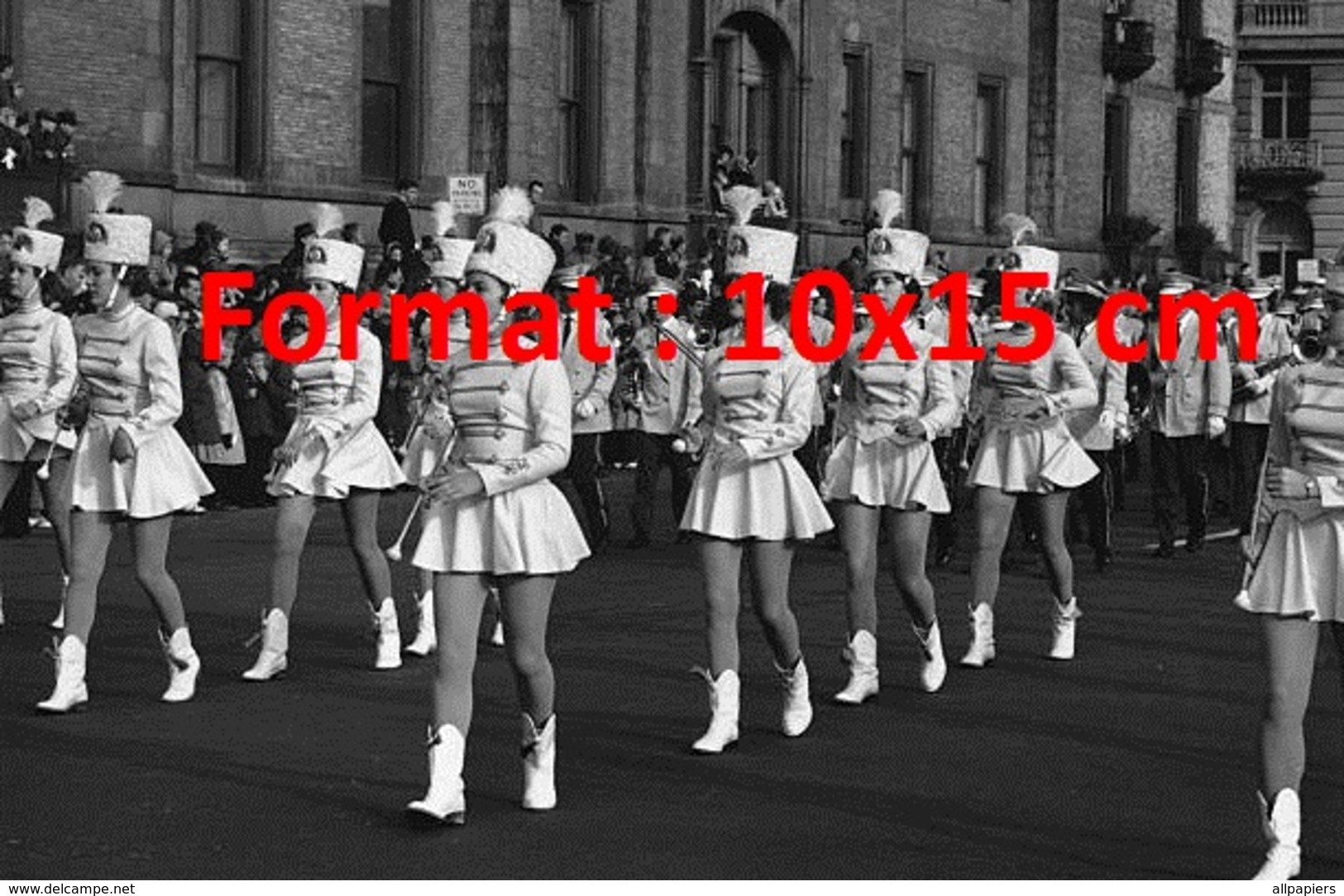 Reproduction D'une Photographie Ancienne De Majorettes Paradant à New-York En 1961 - Autres & Non Classés