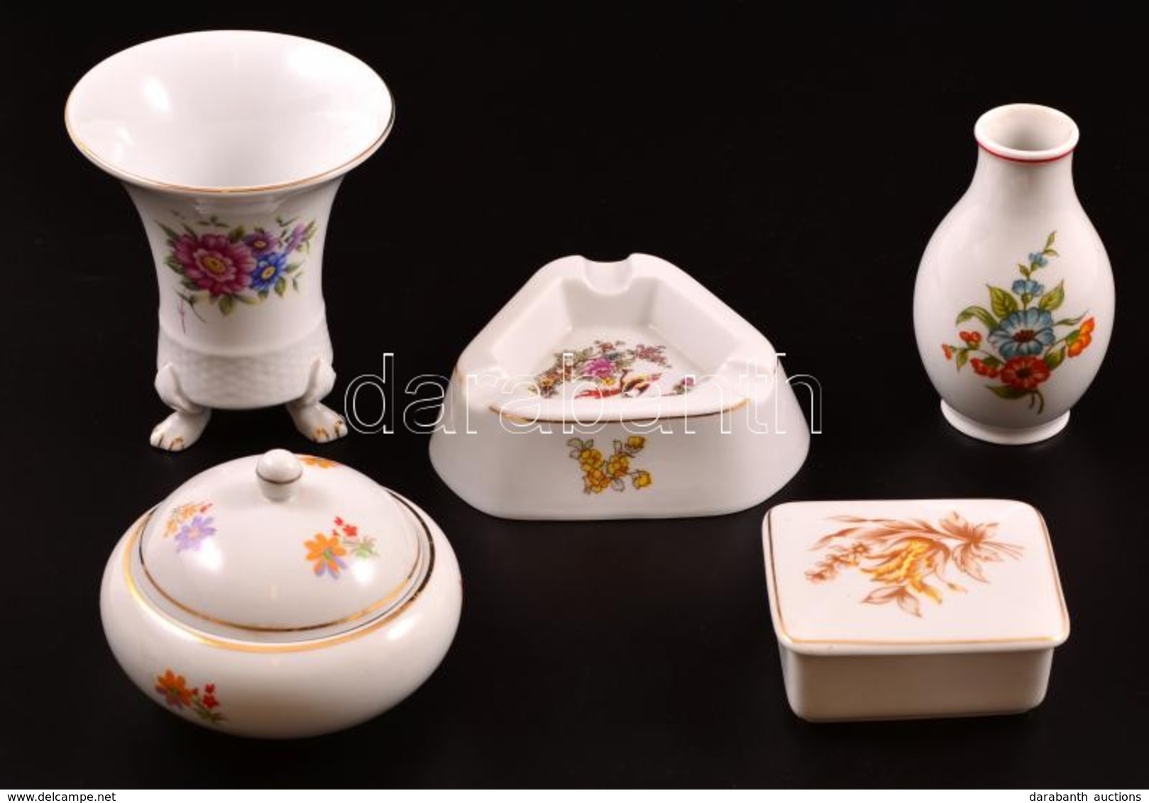 Hollóházi Porcelánok ( 5db): Váza, Bonbonier, Dobozka, Hamuzótálka, Matricásak, Jelzettek, Apró Kopásokkal, M: 7-12 Cm,  - Autres & Non Classés