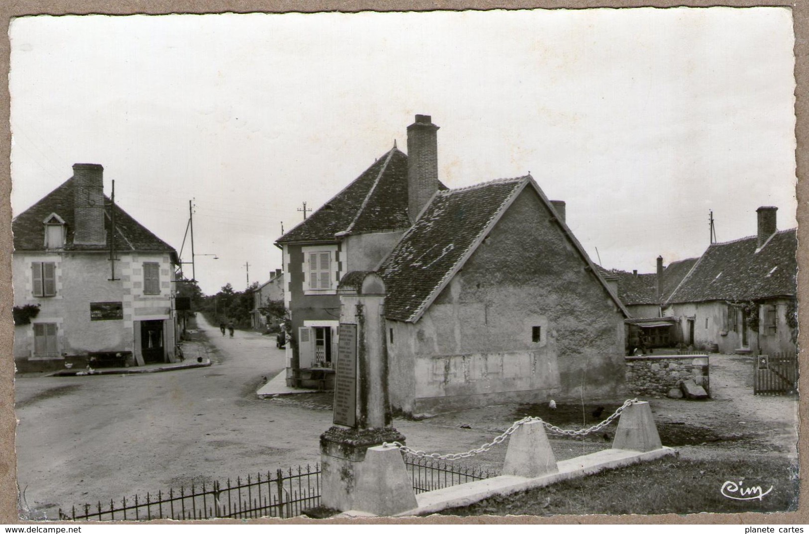 36 /  TILLY (Indre)  - Monument Et Place (années 50) - Autres & Non Classés