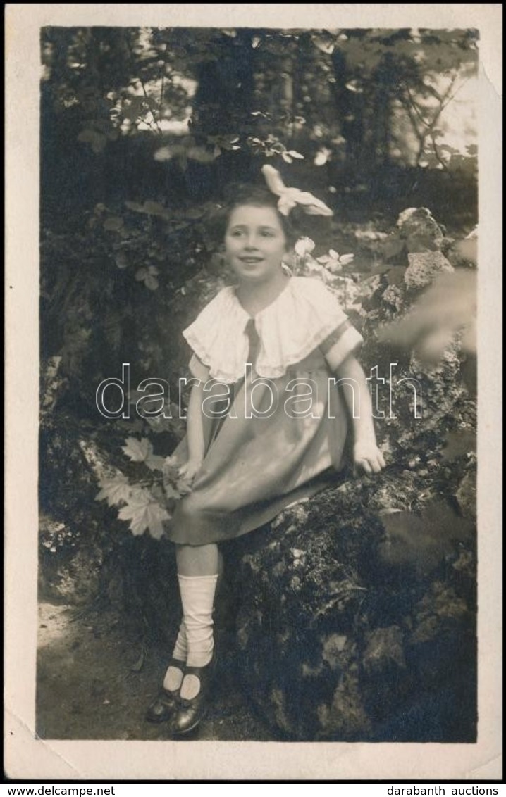 1925 Krúdy Zsuzsa (1919-1992), Krúdy Gyula Lányának Gyermekkori Fényképe, Fotólap, Hátoldalon Feliratozva, Sarkain Törés - Other & Unclassified