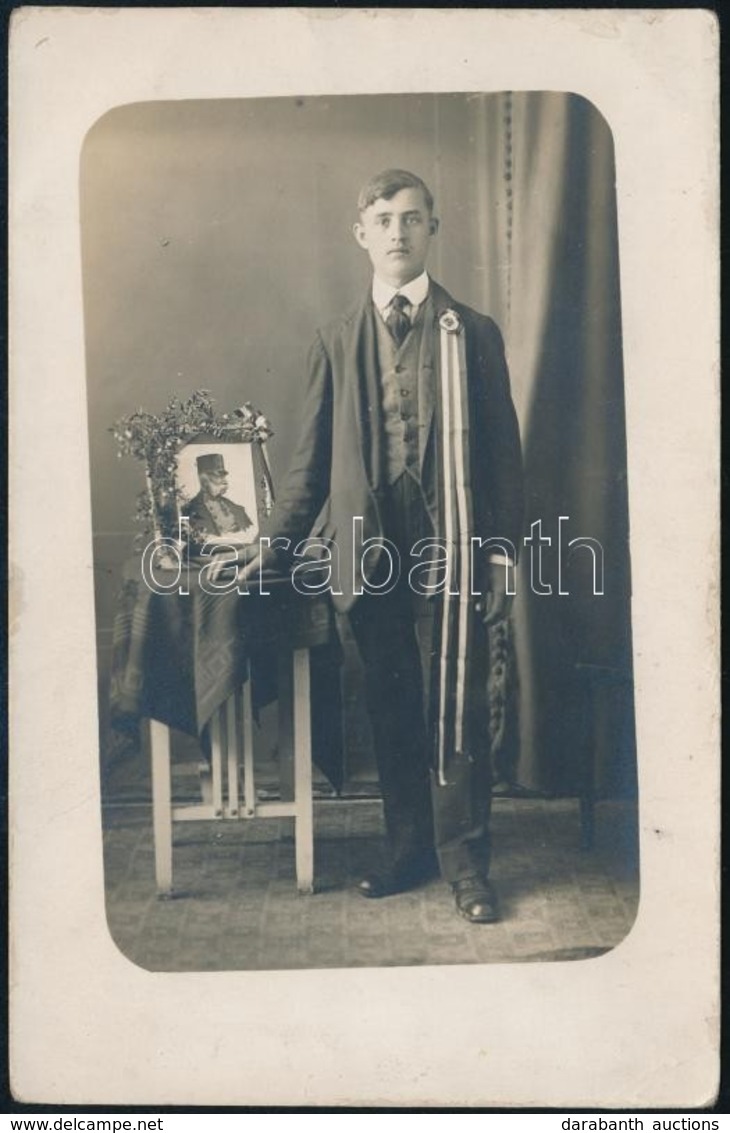 Cca 1914 Fiú Ferenc József Arcképével, Műtermi Fotólap, 14×9 Cm - Autres & Non Classés