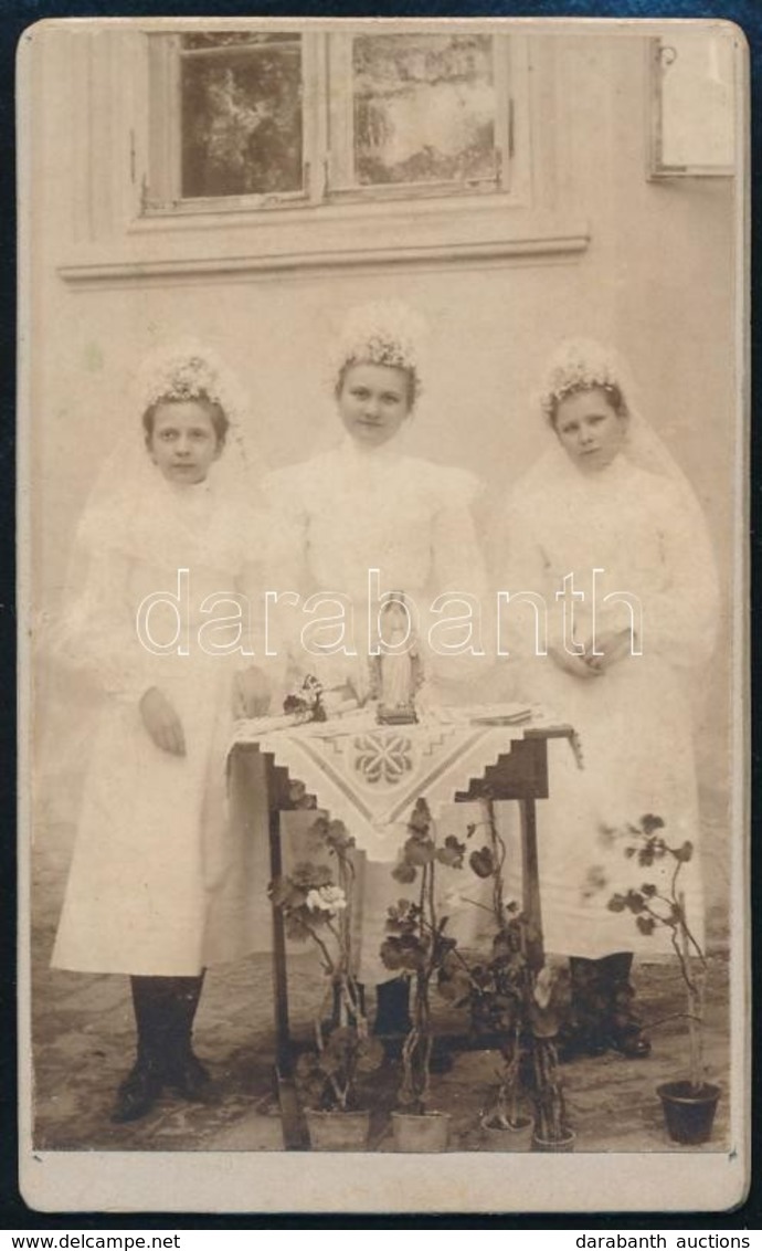 Cca 1910 Elsőáldozó Lányok Keményhátú Fotó 7x11 Cm - Andere & Zonder Classificatie