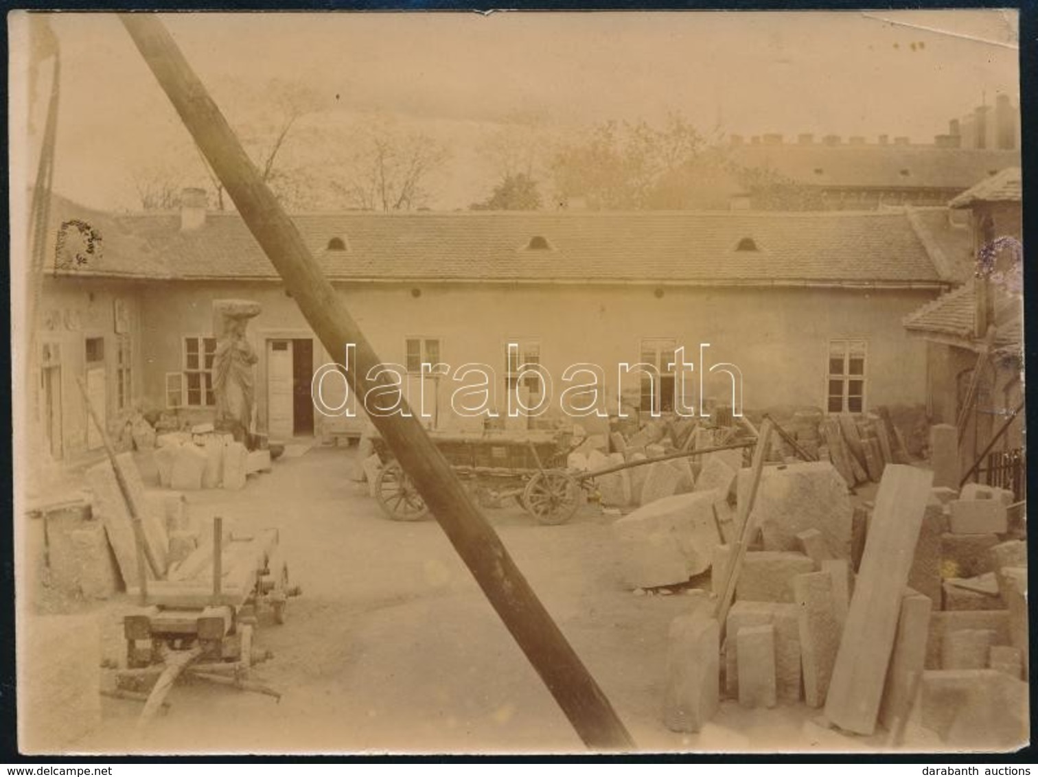 Cca 1900 Kőfaragó Műhely Szekérrel, Fotó, Felületén Törésnyom, 12×16 Cm - Autres & Non Classés