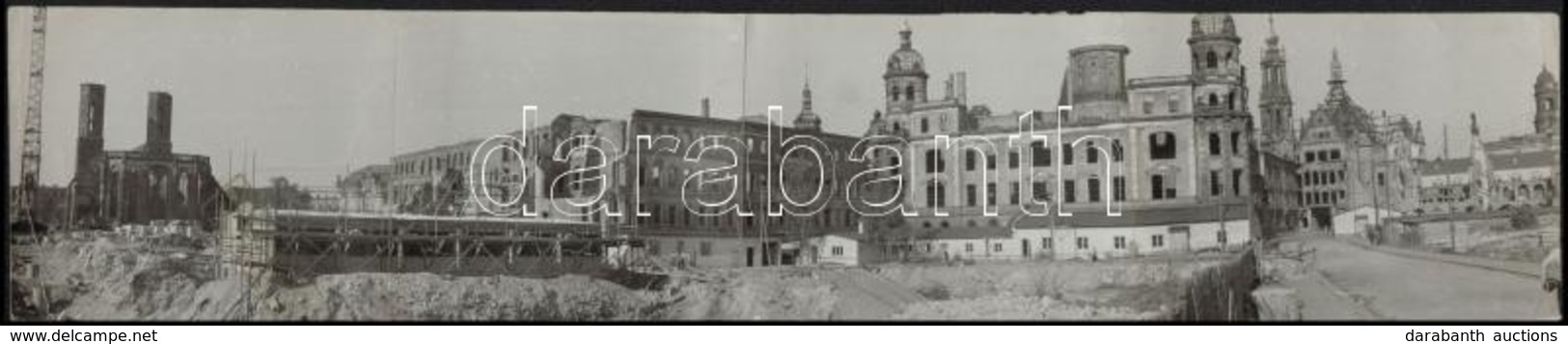 Cca 1945 Városkép Háborús Pusztítás Után, összeragasztott Panorámafotó, Felületén Törésnyommal, 35,5×7 Cm - Autres & Non Classés
