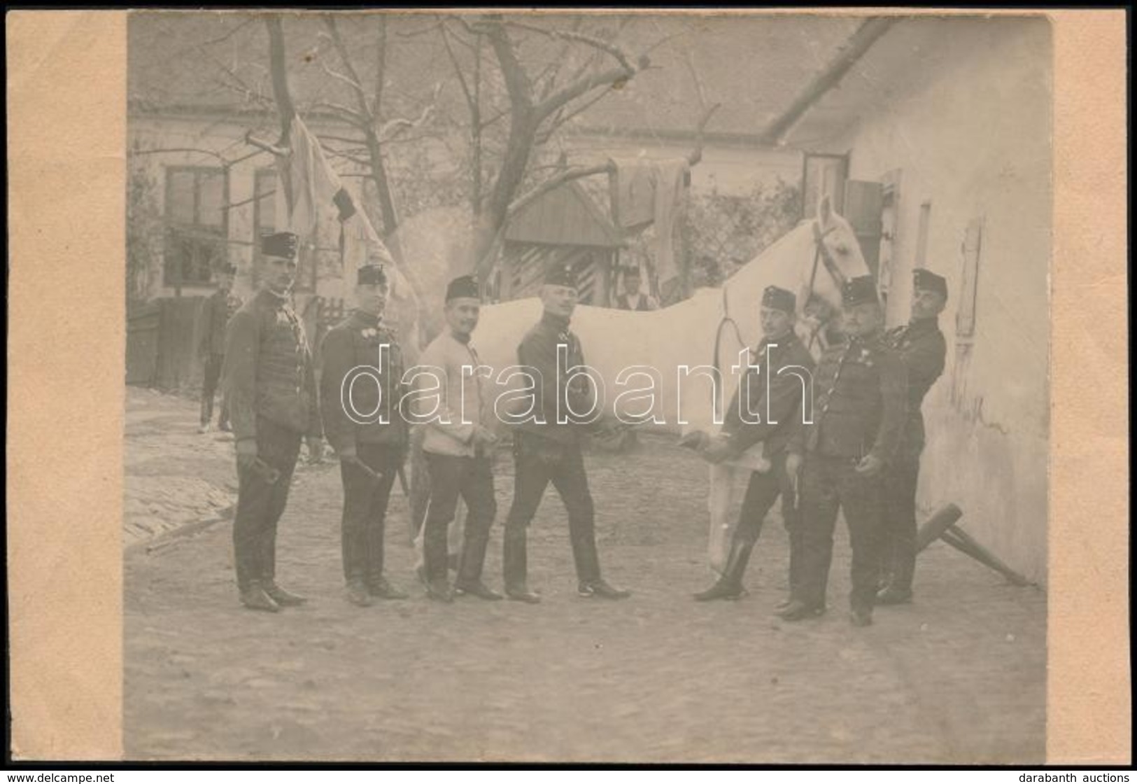 1916 Huszárezred Lópatkolói Díszruhában, Szerszámokkal, Papírlapra Ragasztott Fotó, 9×11 Cm - Sonstige & Ohne Zuordnung