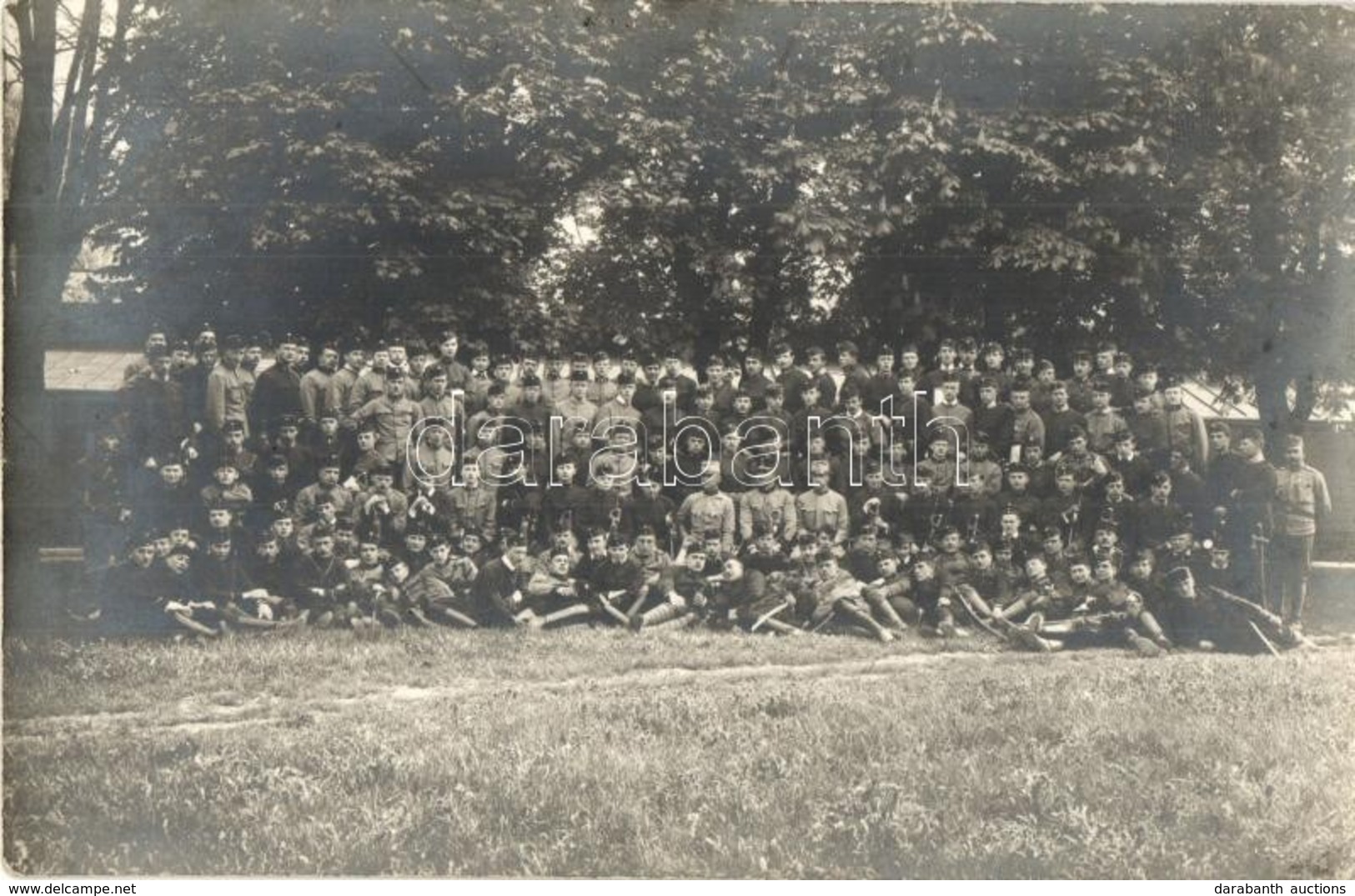 ** T2 Lajtabruck, Bruck An Der Leitha; Katonák Csoportképe A Laktanya Udvarán. August Tőke Kammerphotograph / K.u.K. Mil - Non Classés