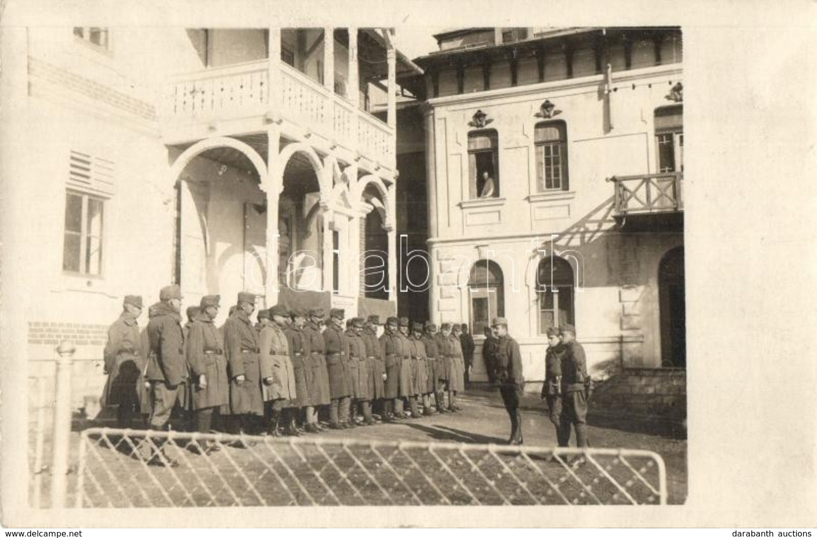 * T2 1918 A 309/4. Távbeszélő Osztag Parancsnokságának átadási ünnepsége Február 4-én. Beszédet Mond Slanici Törzs. Hátt - Zonder Classificatie