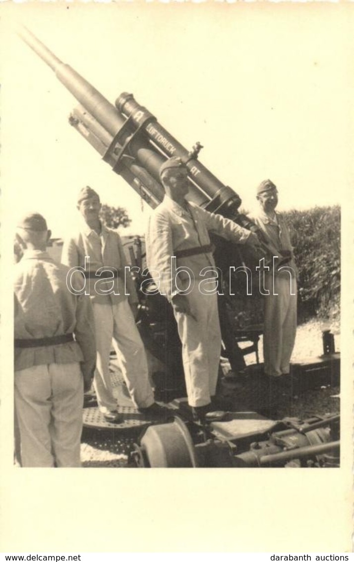 ** T2/T3 Honvéd Katonák Légvédelmi ágyúval / WWII Hungarian Soldiers With Braun Anti-aircraft Gun. Photo - Ohne Zuordnung