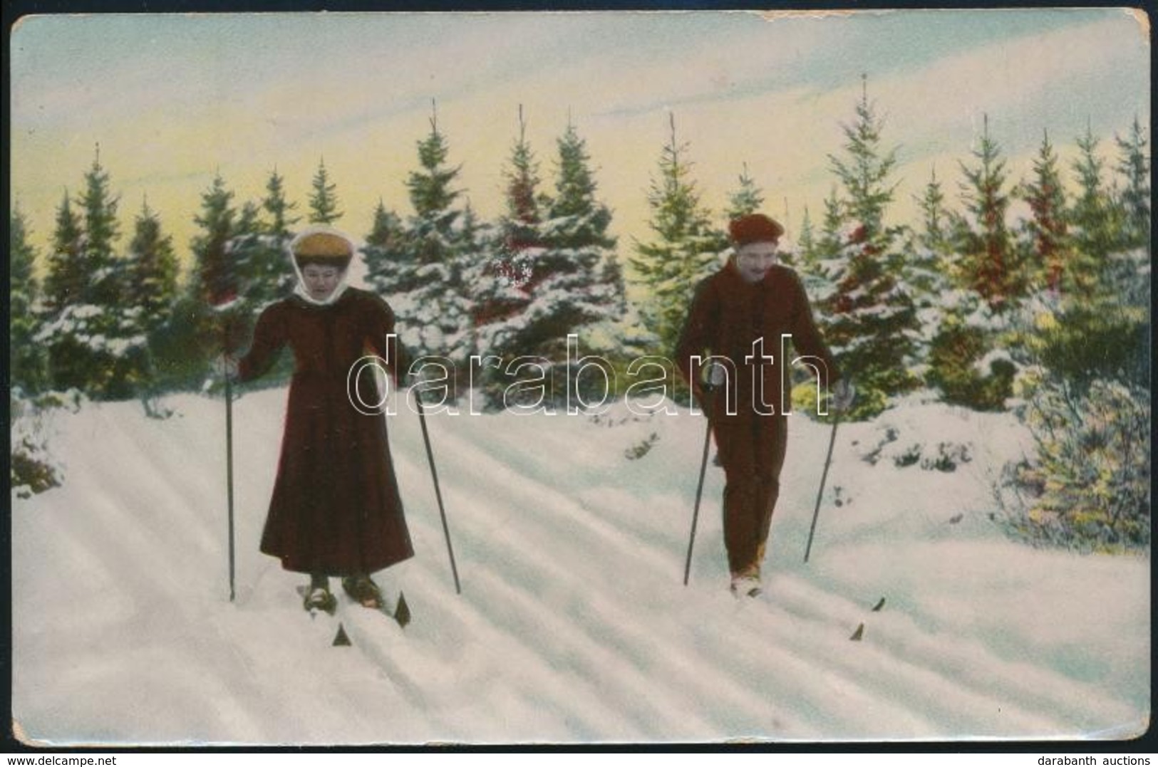 ** T2/T3 Couple Skiing On The Edge Of The Forest, Winter Sport - Non Classés