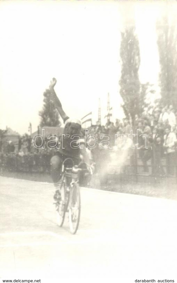 * T1/T2 1953 Budapest-Bécs-Budapest Kerékpárverseny / Budapest-Wien-Budapest Bicycle Race With Cyclist. Photo - Non Classés