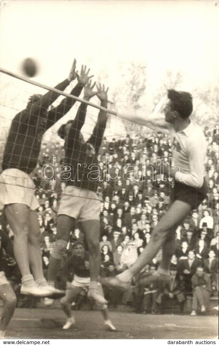 * T3 1953 Magyar-Szovjet Röplabda Meccs, Benke Lecsapása / Hungarian-Soviet Volleyball Match. Photo (lyukak / Pinholes) - Ohne Zuordnung