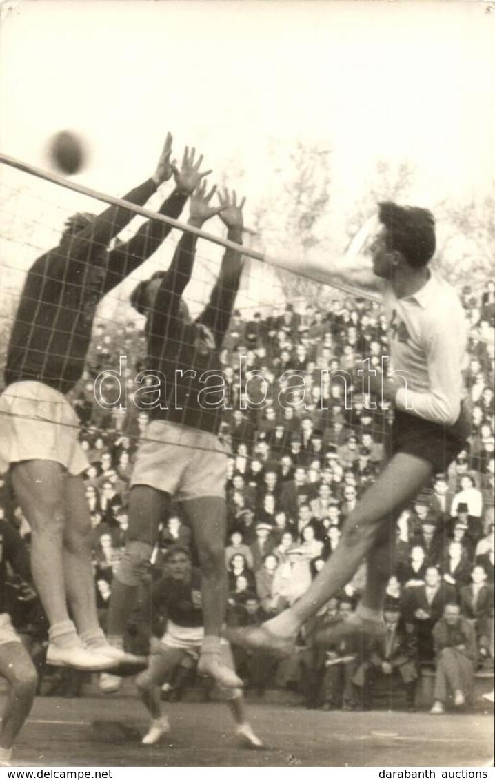 * T3 1953 Magyar-Szovjet Röplabda Meccs, Benke Lecsapása / Hungarian-Soviet Volleyball Match. Photo (lyukak / Pinholes) - Unclassified