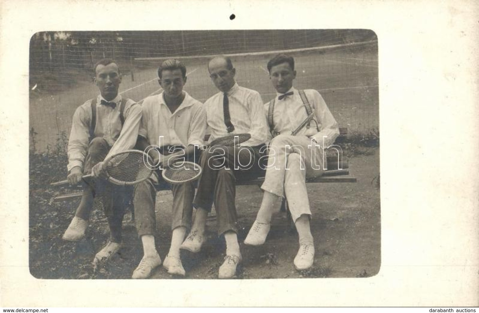 ** T2 Four Men With Tennis Rackets Behind The Tennis Court. Photo - Non Classés