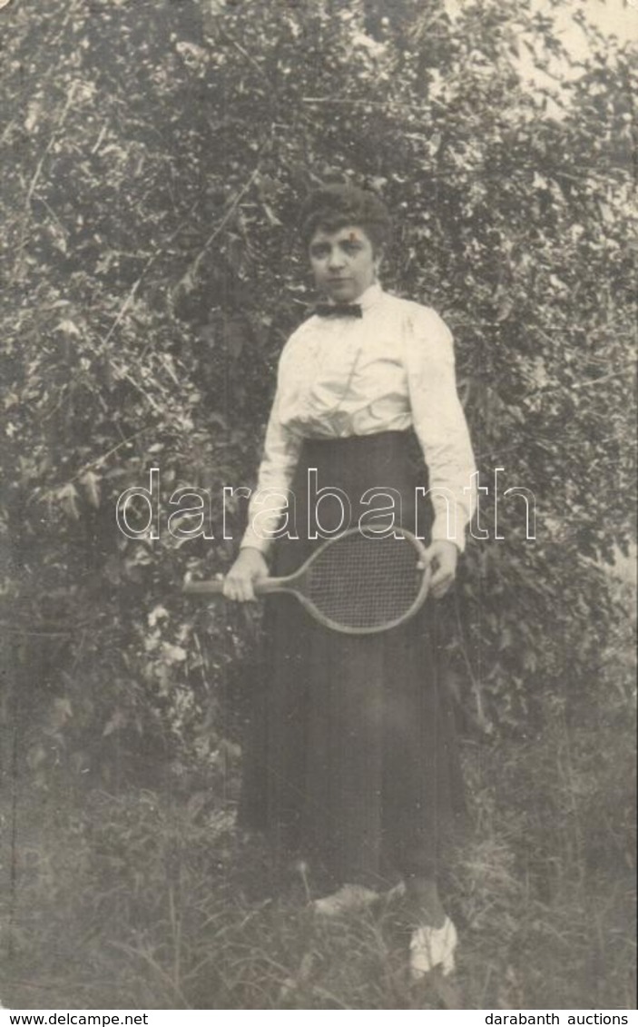 * T2 1916 Lady With Tennis Racket. Photo - Non Classés