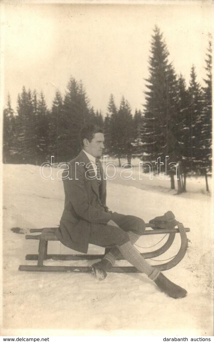 ** T2/T3 Winter Sport, Man Sitting On A Sled. Photo (fl) - Non Classés