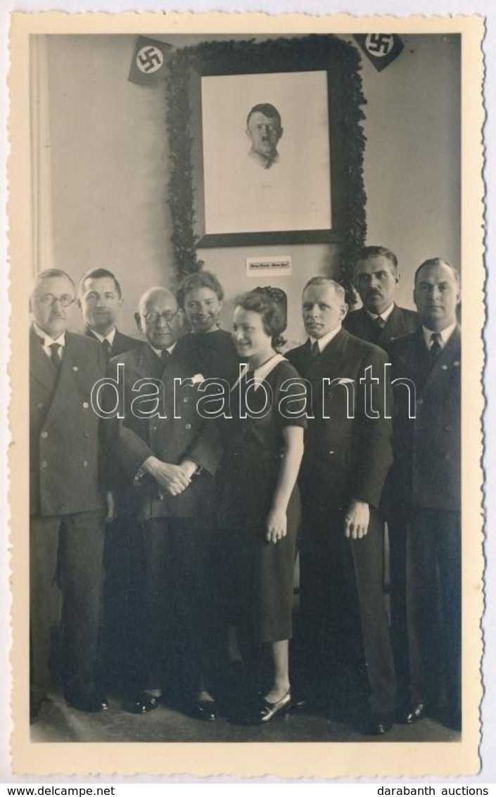 ** T1 Tisztviselők, Hivatalnokok Csoportképe Adolf Hitler Portréja Előtt, Szvasztika Zászlók / Officer' Group Photo In F - Ohne Zuordnung