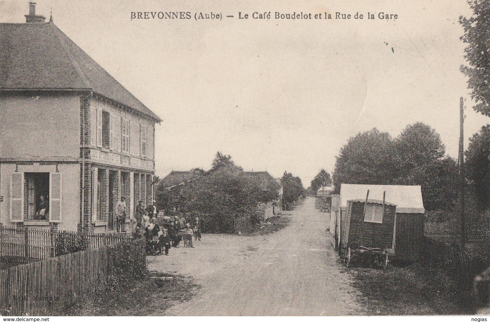 BREVONNES - LE CAFE BOUDELOT ET LA RUE DE LA GARE - BELLE ANIMATION DEVANT LE CAFE - UNE ROULOTTE - TOP !!! - Autres & Non Classés