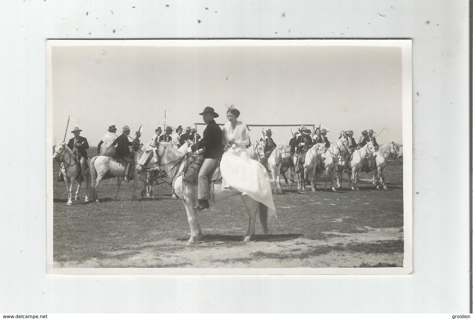 EN CAMARGUE CARTE PHOTO ARLESIENNES ET GARDIANS A CHEVAL (PHOTO GEORGE ARLES) - Autres & Non Classés