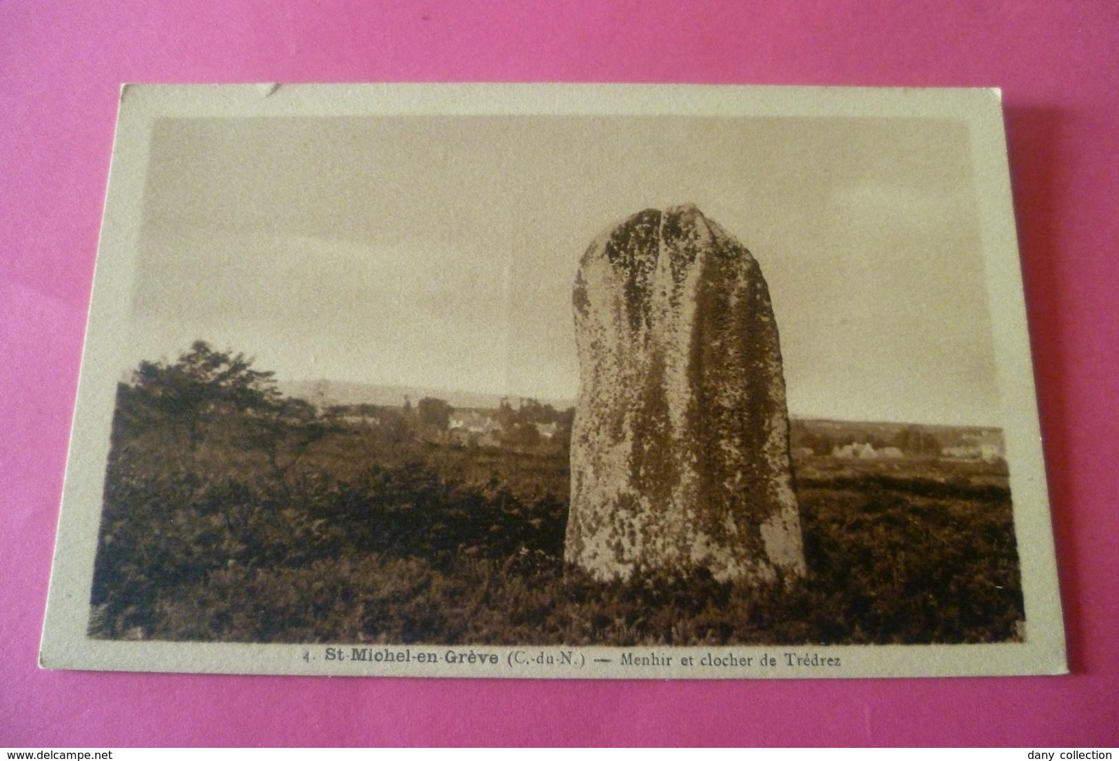 --- 22------ST MICHEL EN GREVE------Menhir Et Le Clocher De Trédrez .  . - Saint-Michel-en-Grève