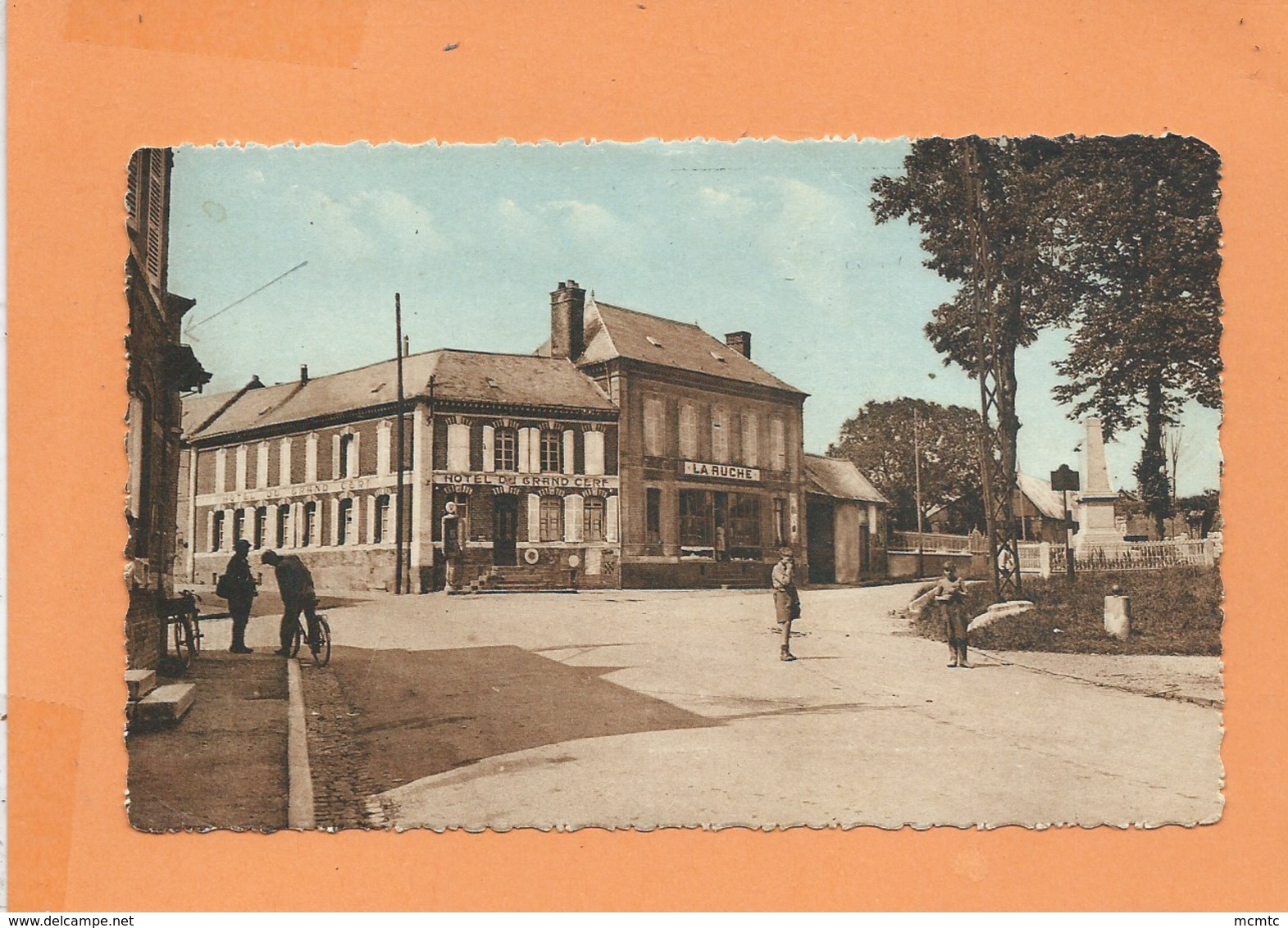 CPA -  Acheux  En Amienois -(Somme) - Le Monument Et L'Hôtel Du Grand Cerf -( La Ruche ) - Acheux En Amienois