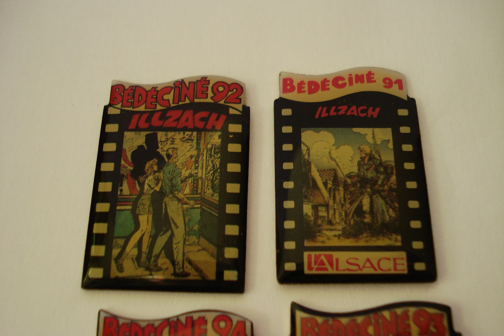 20190228-2560 LOT DE 4 PIN’S « BEDECINE ILLZACH 91-92-93-94 » HAUT-RHIN BANDES DESSINEES - Lots