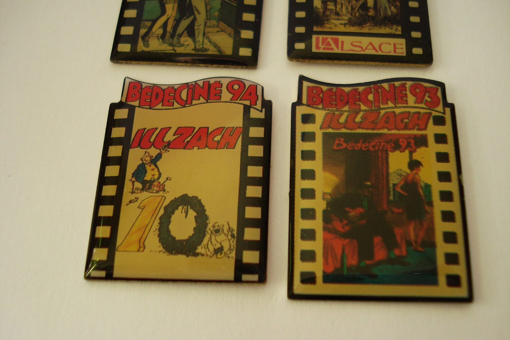 20190228-2560 LOT DE 4 PIN’S « BEDECINE ILLZACH 91-92-93-94 » HAUT-RHIN BANDES DESSINEES - Lots