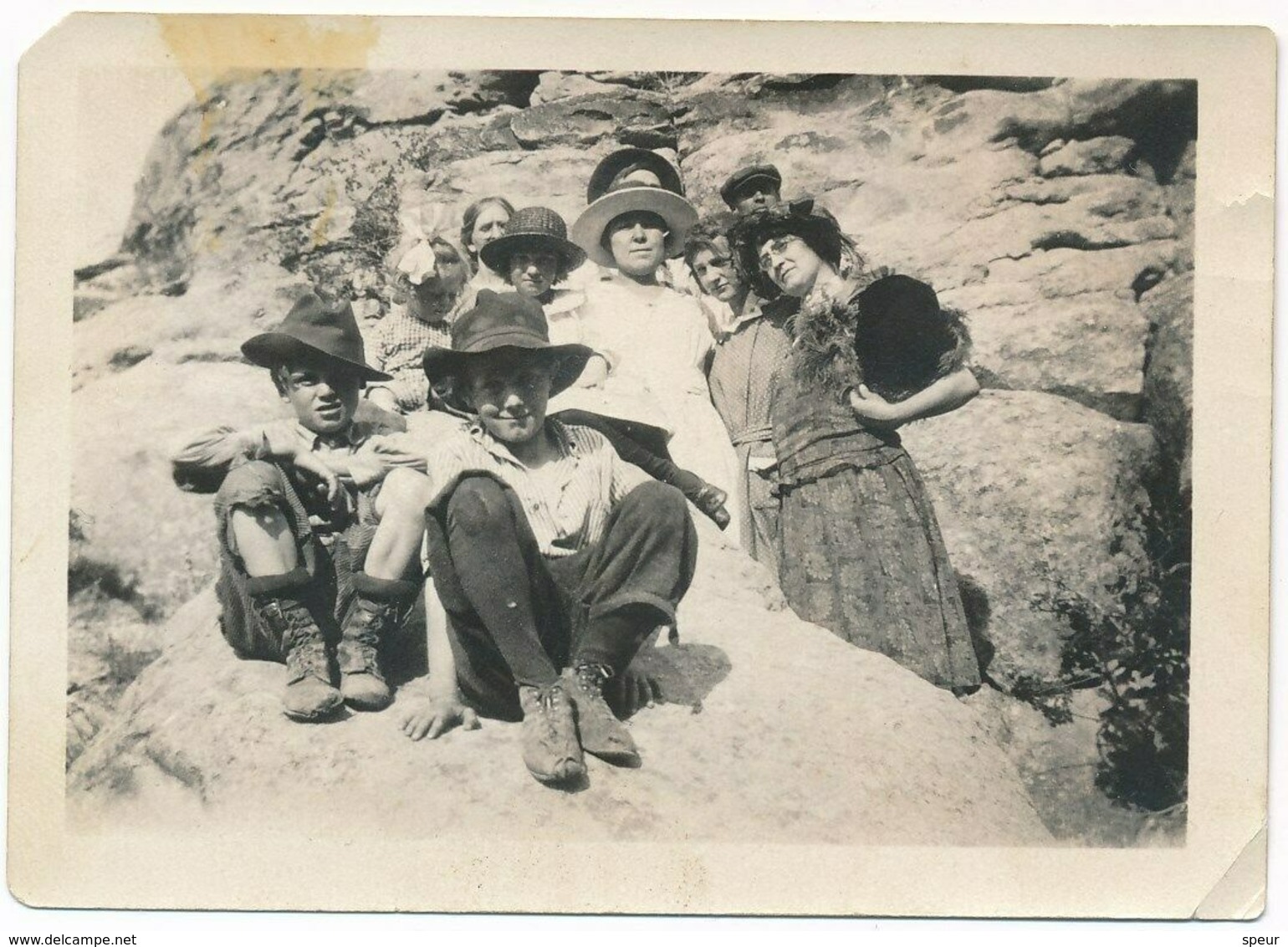 Vintage Snapshot Of Interesting Group Posing, Men, Women, Children, Many Hats, ± 1930 - Anonieme Personen