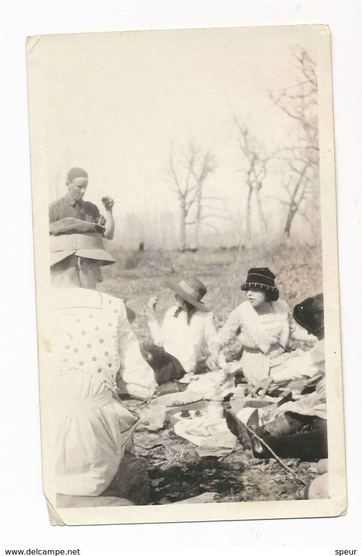 4 Women And One Man On A Picnic, Interesting Hats, Vintage Snapshot ± 1930 - Anonymous Persons