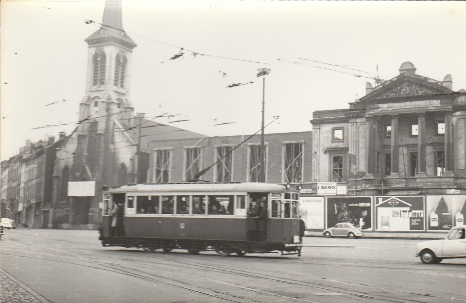 Bruxelles , Molenbeek Saint Jean ,foto , Photo , Tram électrique , Tramway ;   ( VW Coccinelle ) - Vervoer (openbaar)