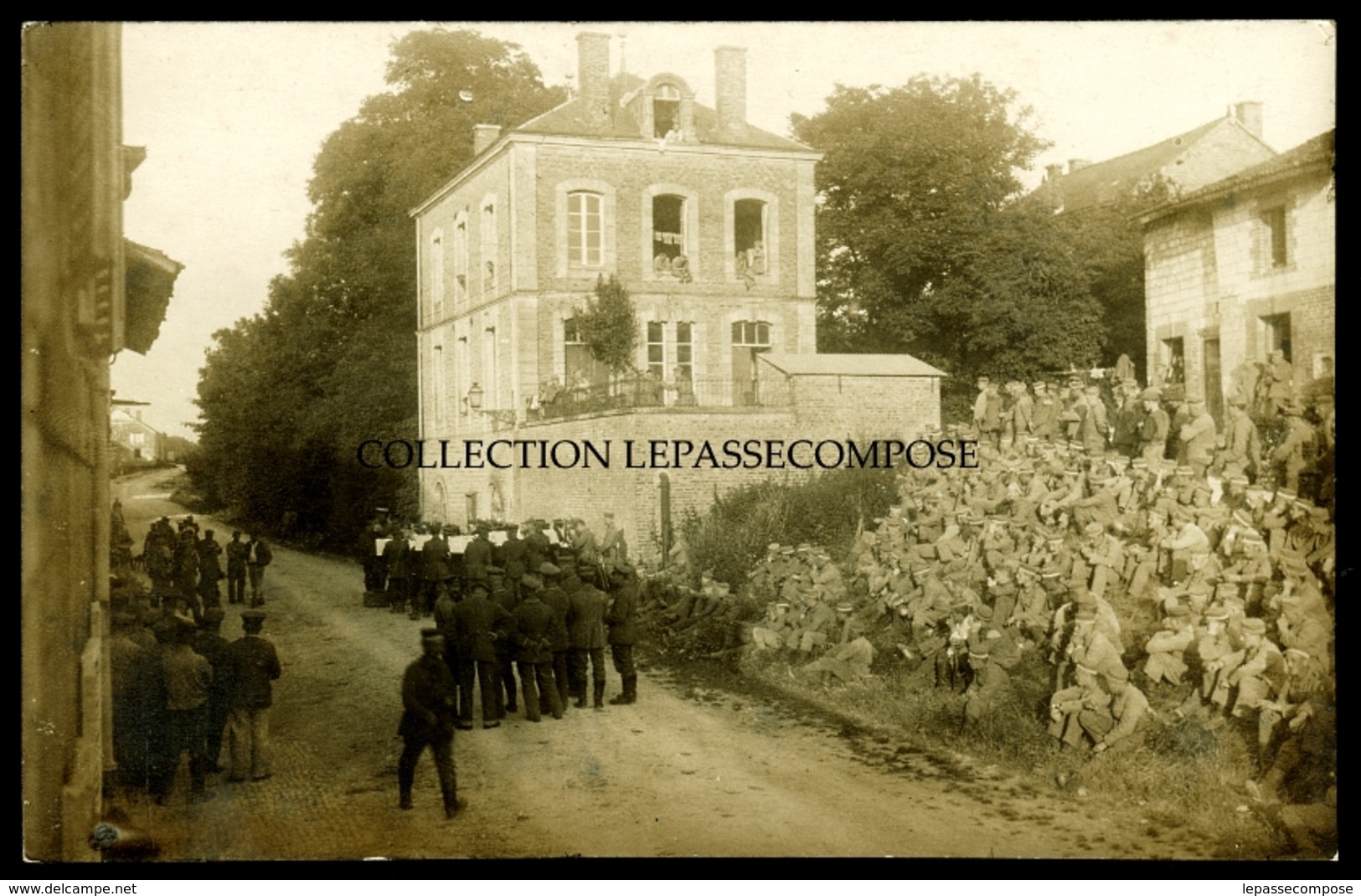 TOP VILLE SUR RETOURNE - ETE 1916 - SOLDATS ALLEMANDS AU REPOS - CONCERT RUE PRINCIPALE - LA MAIRIE EST RÉQUISITIONNE - Autres & Non Classés