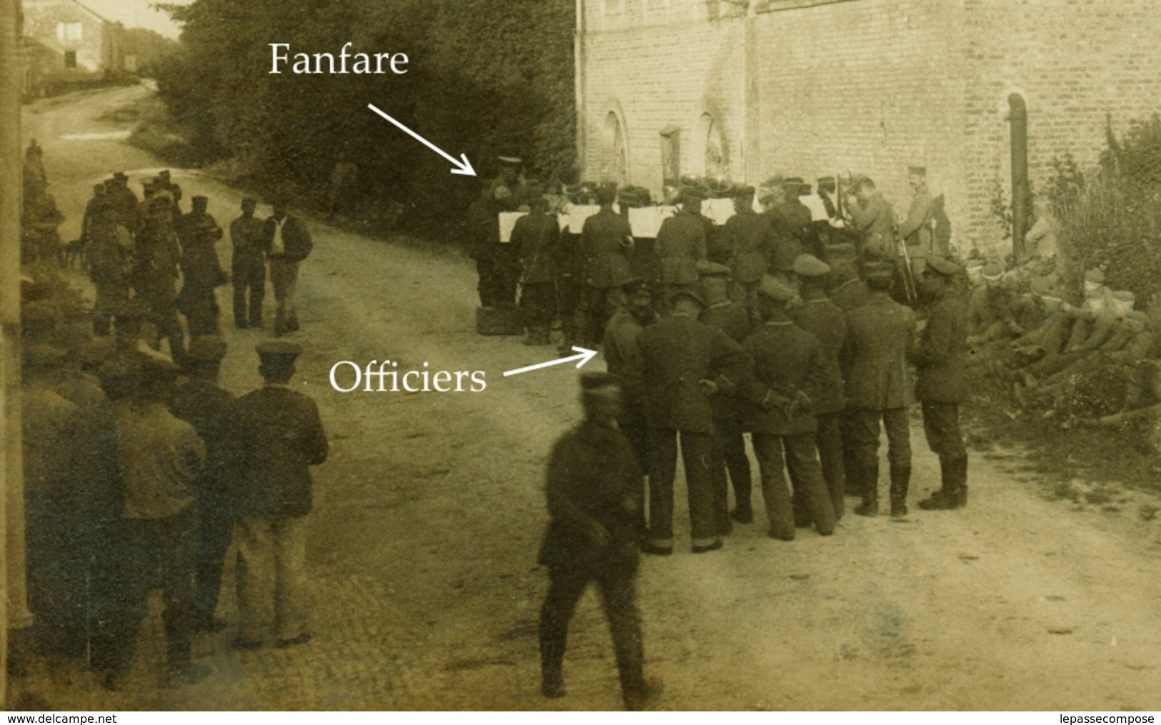 TOP VILLE SUR RETOURNE - ETE 1916 - SOLDATS ALLEMANDS AU REPOS - CONCERT RUE PRINCIPALE - LA MAIRIE EST RÉQUISITIONNE - Autres & Non Classés