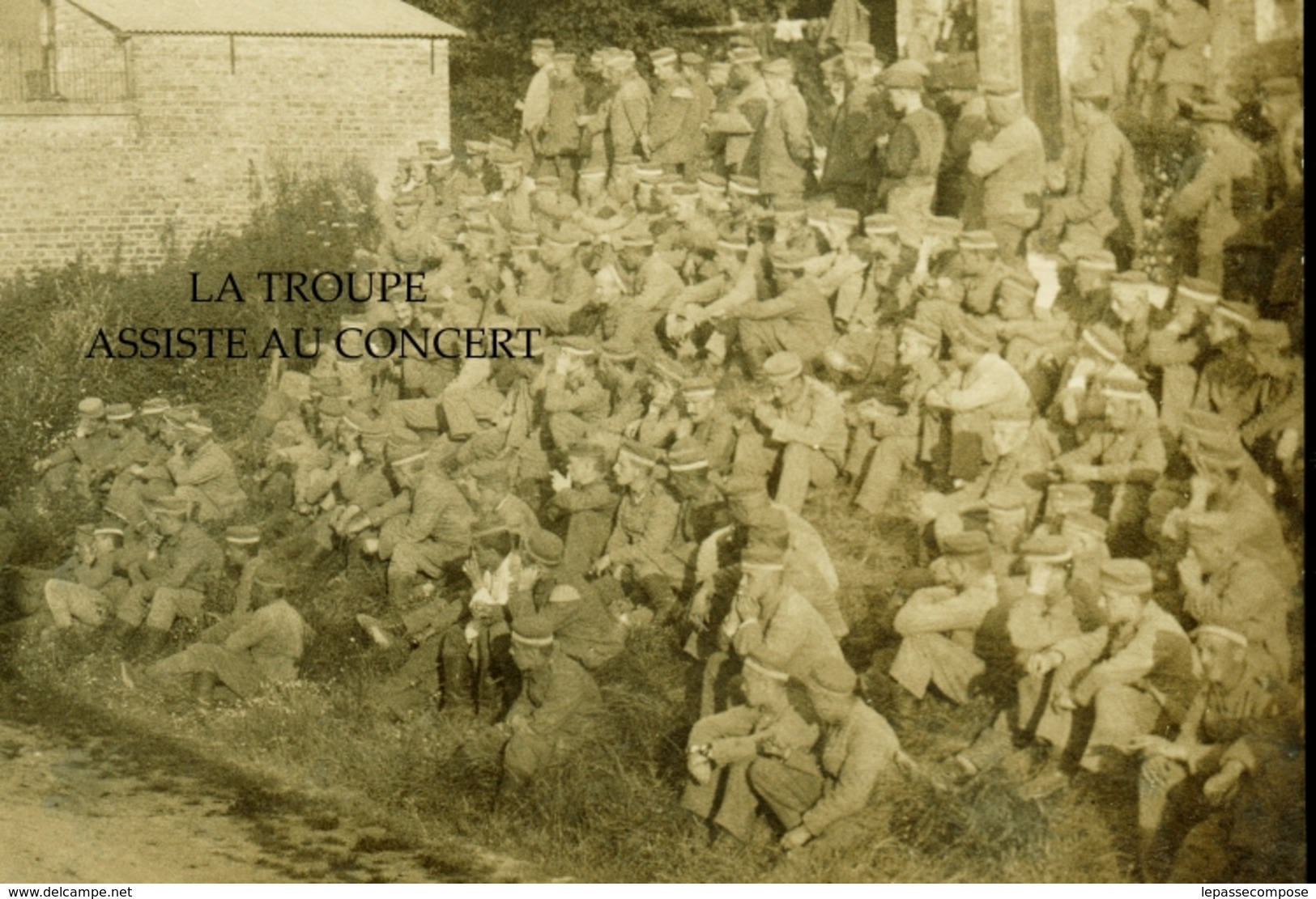 TOP VILLE SUR RETOURNE - ETE 1916 - SOLDATS ALLEMANDS AU REPOS - CONCERT RUE PRINCIPALE - LA MAIRIE EST RÉQUISITIONNE - Autres & Non Classés