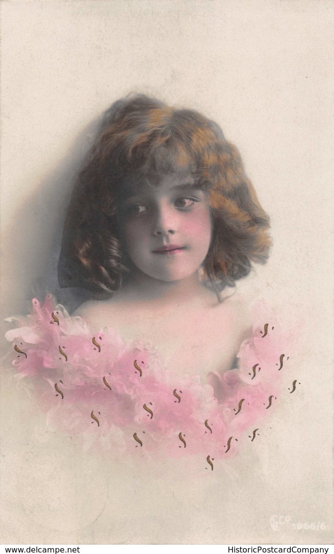 BEAUTIFUL YOUNG GIRL WITH CURLY HAIR PINK DRESS W/ DESIGNS-PHOTO POSTCARD 39416 - Autres & Non Classés