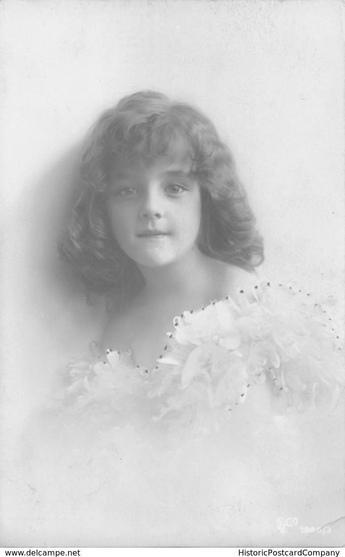 BEAUTIFUL YOUNG GIRL WITH CURLY HAIR LIGHT BLUE DRESS W/ DESIGNS-PHOTO POSTCARD 39417 - Autres & Non Classés