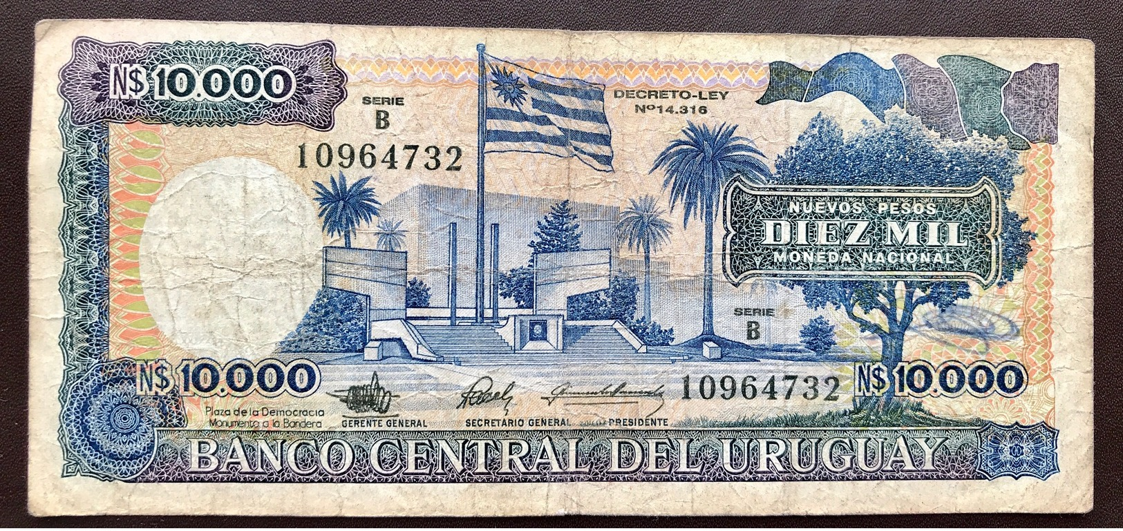 URUGUAY P67 10000  NOUV PESOS ND 1987 VG - Uruguay