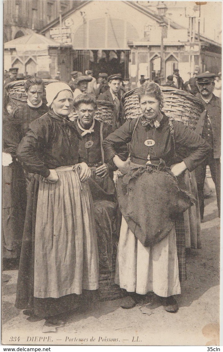 DIEPPE -  Porteuses De Poissons - Numéros Au Cou Des Deux Porteuses Au Premier Plan. Super Gros Plan ( Carte Animée ). - Dieppe