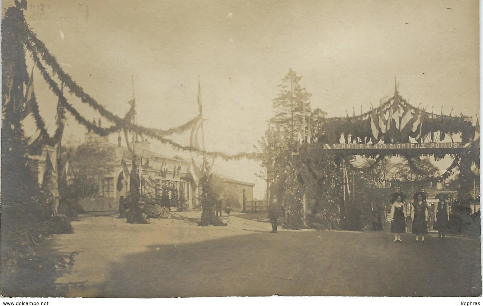 LAIGLE ( ORNE ) : RARE CARTE PHOTO - Place De La Gare - Commémoration De La Victoire 1918 - Cachet De La Poste 1919 - L'Aigle