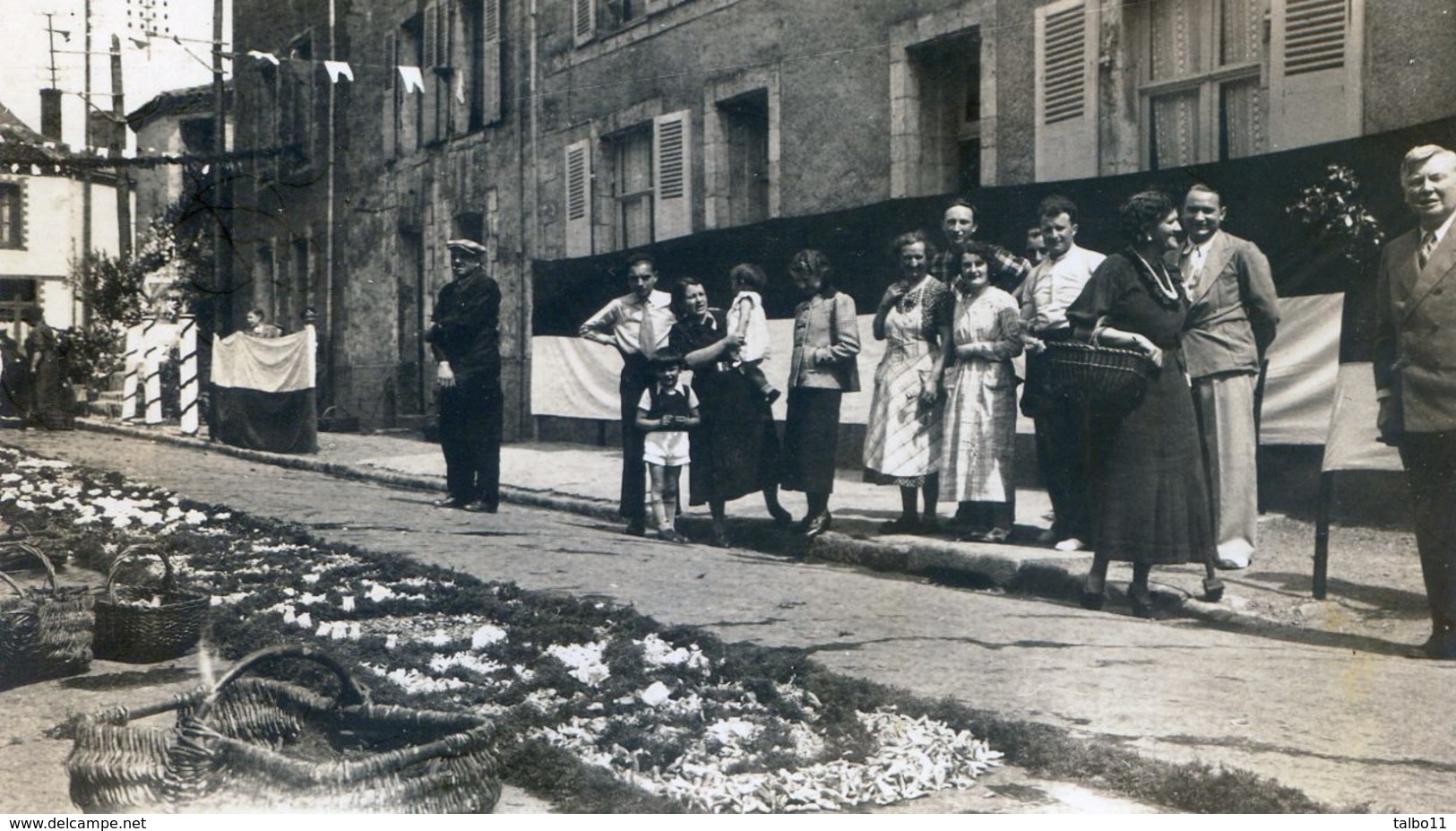 Lot De 11 Photos - Fête Dieu à Localiser - Tapis De Fleurs - Reposoirs (dans Un Lot Du Département  49?) - Autres & Non Classés