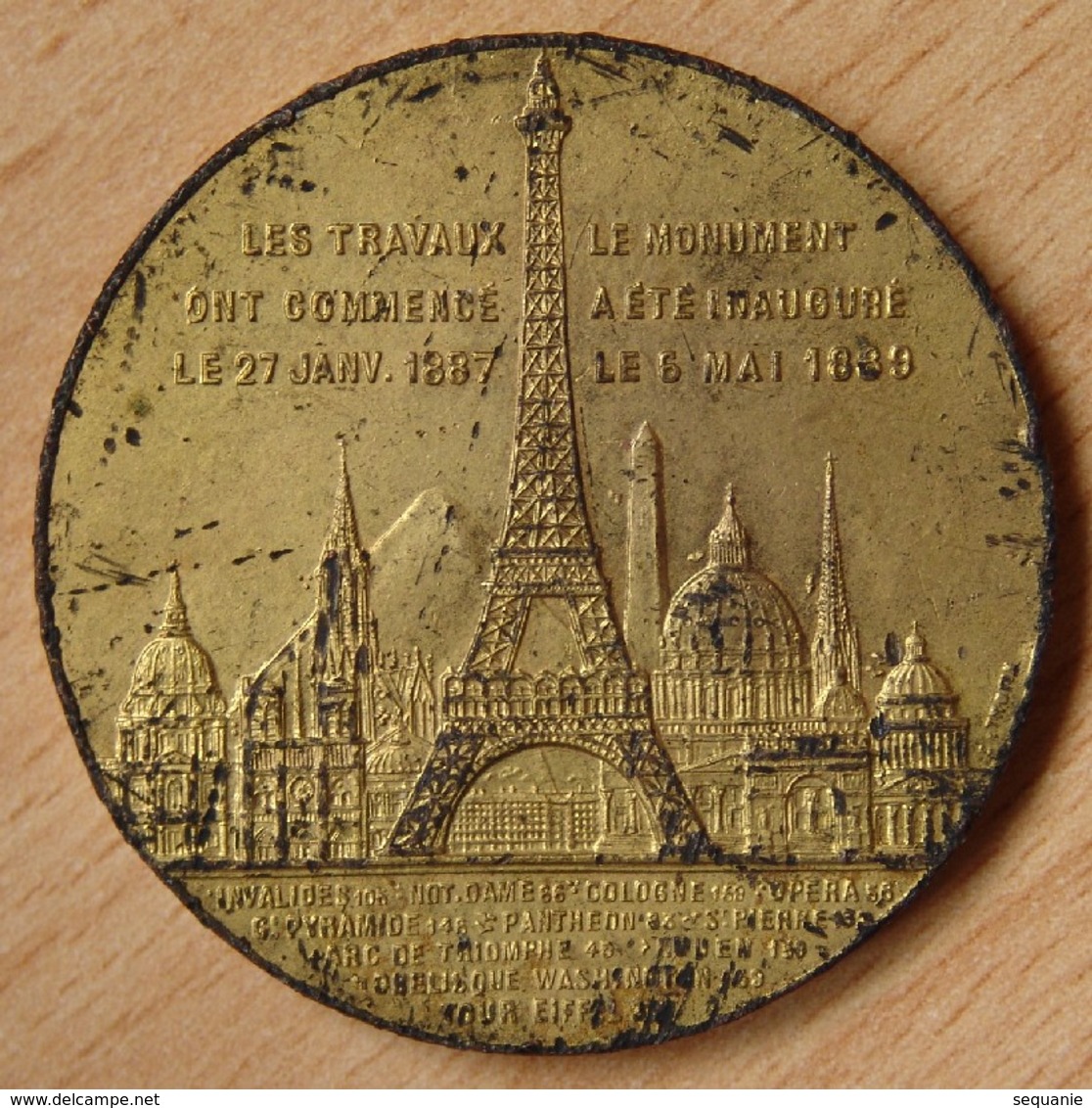 Médaille Souvenir De Mon Ascension Au Sommet De La Tour Eiffel 1889 - Professionali / Di Società