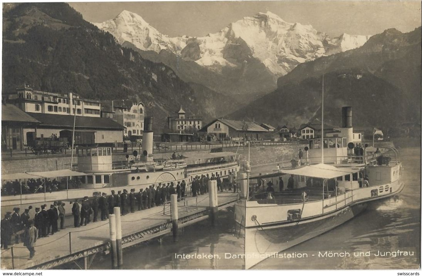 INTERLAKEN: Dampfschiffstation, Dampfschiff Helvetia, Viele Uniformierte Personen ~1930 - Interlaken