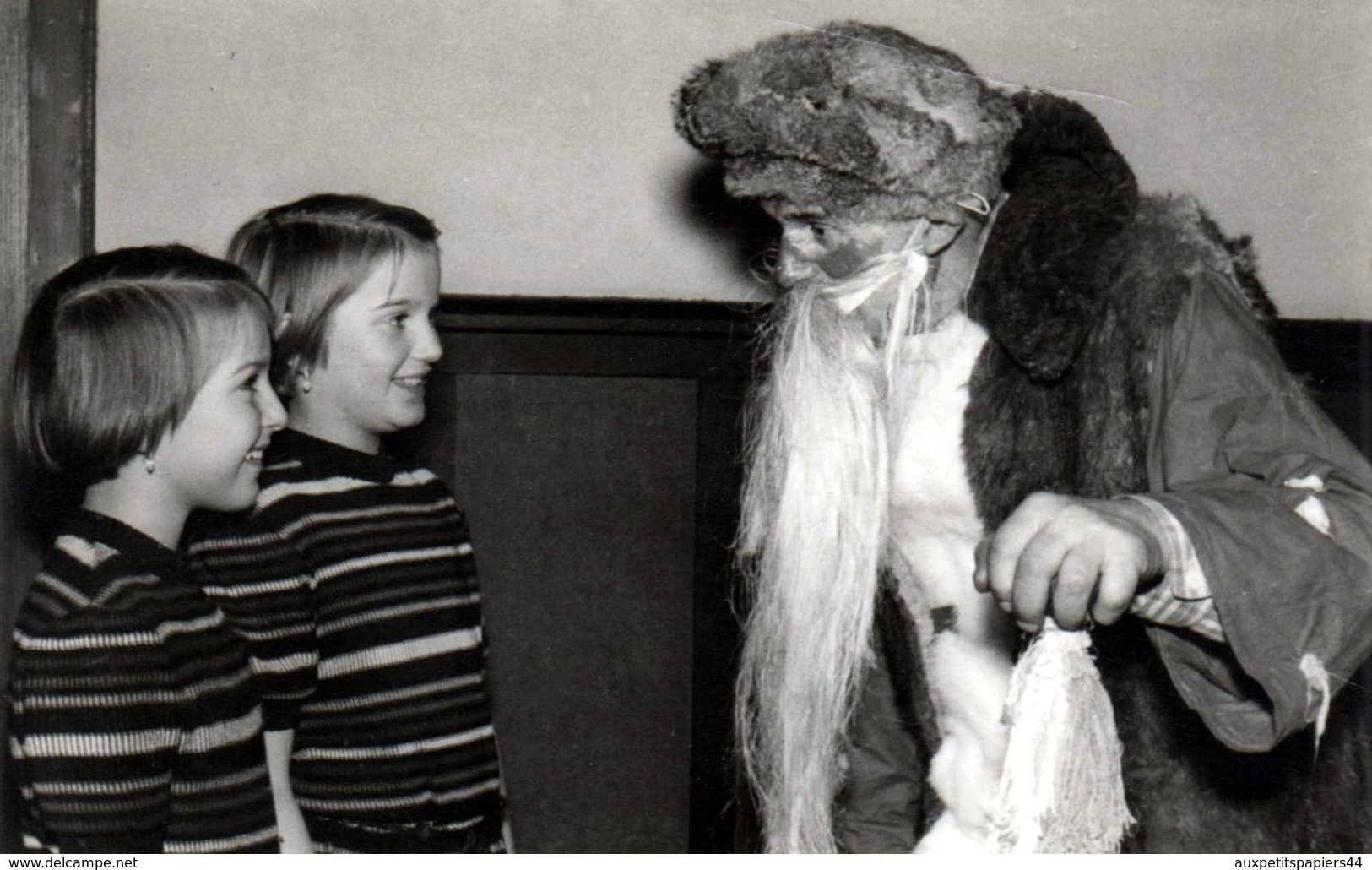 Photo Originale Noël & Soeurs Jumelles Intimidées Face Au Père Fouettard Vers 1960 - Père Noël, Barbe Et Fourrure - Personnes Anonymes