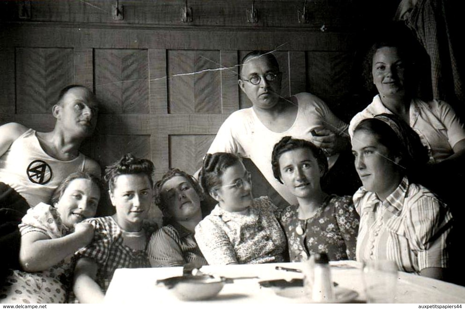 Etrange Photo Originale De 6 Jeunes Femmes à Table Encadrées Par Des Hommes & Femme Des Jeunesses Hitlériennes - Guerre, Militaire